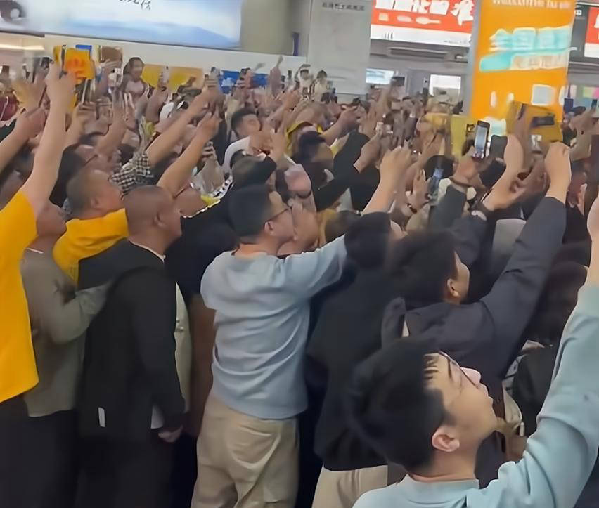 包含火爆赛场燃情热血，球迷热情满满的词条