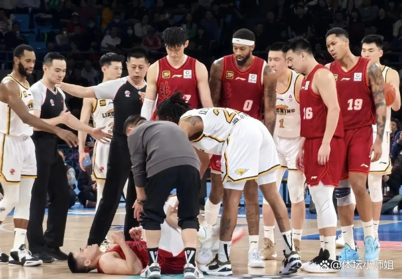 篮球顶尖球员再次碰撞，赛场上火爆场面不断上演的简单介绍